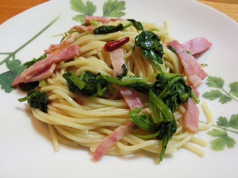 沖縄食材でほうれん草とベーコンのペペロンチーノ